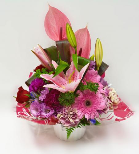 ピンク系　ユリなどの花をふんだんに使ったアレンジメント